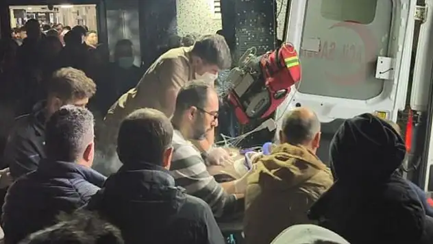 Doktordan örnek müdahale: Kalbi duran yaralıya sedye üzerinde kalp masajı