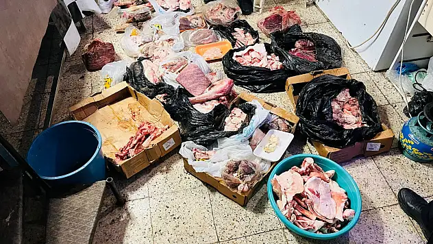 Ekipler yakalamasaydı vatandaşa yedireceklerdi: Görüntüler mide bulandırdı