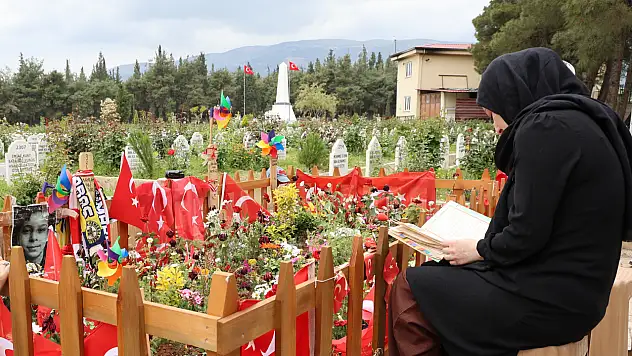 En acı anneler günü: Oğlunun mezarına papatyalar dikti