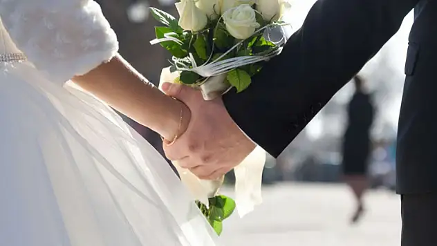 Evlenecek gençlere verilen faizsiz kredi 2026'da artıyor: 18–25 yaş için 250 bin TL destek