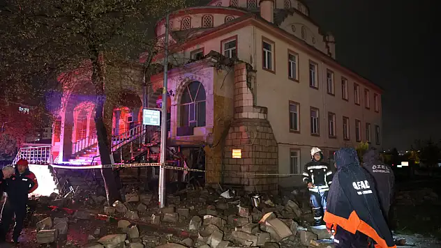 Facianın eşiğinden dönüldü: Yıldırımın isabet ettiği cami minaresi yıkıldı