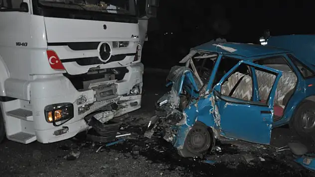 Feci kaza: Tır ile otomobil çarpıştı, 3 ölü