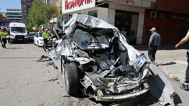 Freni patlayan kamyon ortalığı savaş alanına çevirdi