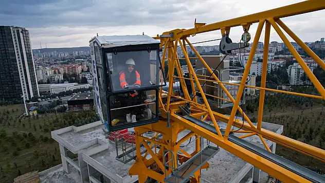 Genç kız, ekmeğini gökyüzünde çıkarıyor