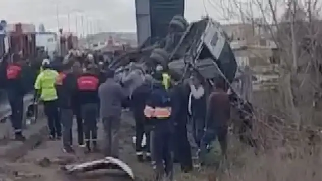 Halk otobüsü üst geçide çarptı: 4 ölü, 13 yaralı