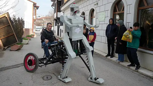 Hurda parçalarından yapılan yürüyen robot ilgi odağı oldu