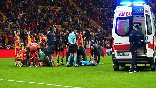 İki futbolcu kafa kafaya çarpıştı, sahaya ambulans girdi