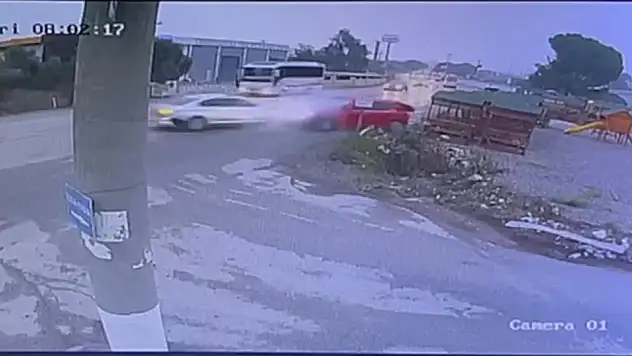 İki otomobilin çarpıştığı feci kazada 2 kişi öldü, 4 yaralı