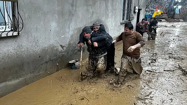 İki şehri sağanak ve sel vurdu