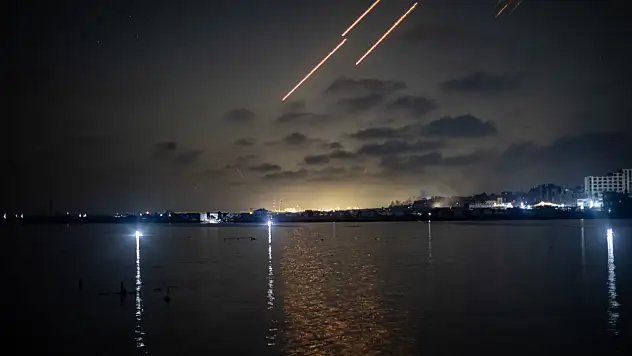 İran gece saatlerinde Tel Aviv'i vurdu