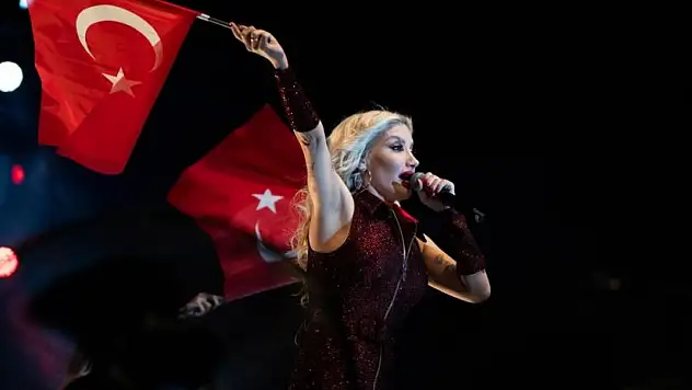 İrem Derici şarkılarıyla coşturdu