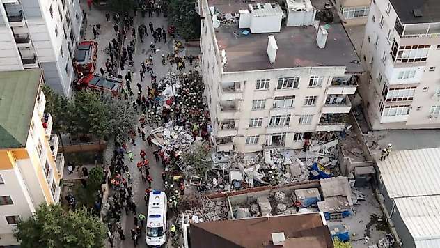 İstanbul'da 7 katlı binanın ilk 3 katı çöktü: 2 ölü, 3 kişi aranıyor