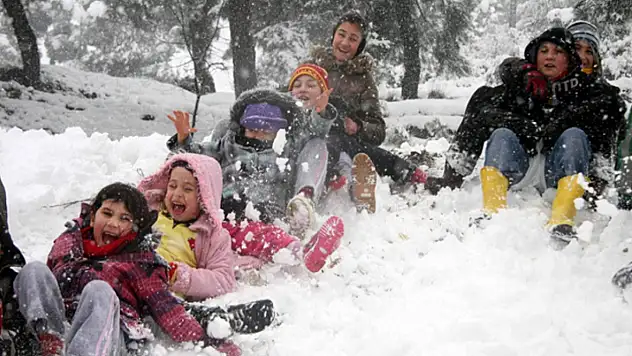 Kar yağışı eğitime ara getirdi: Çok sayıda ilde okullar tatil