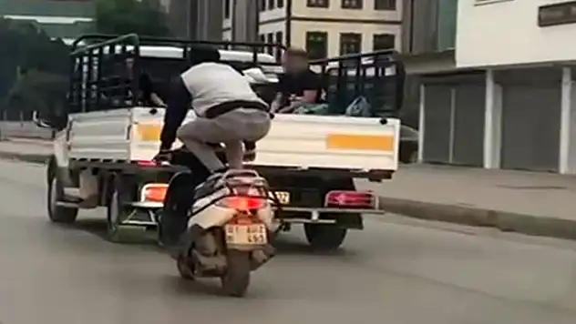 Karayolunda tehlikeli motosiklet gösterisi yürekleri ağza getirdi