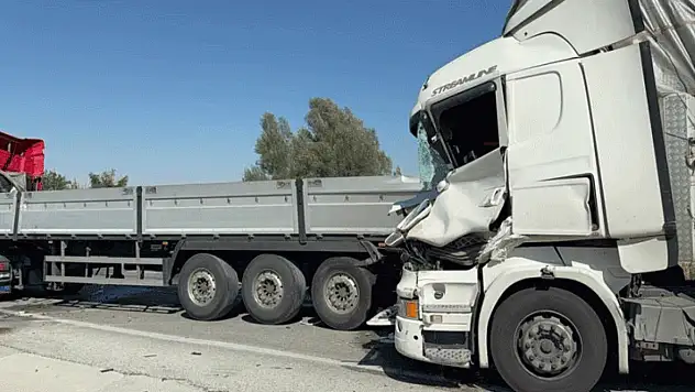 Korkunç kaza: İki tır birbirine saplandı