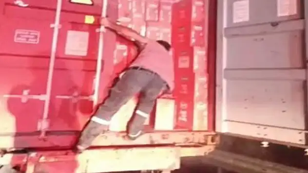 Makarna yüklü tır alev üldı: Sürücü ürünü kurtarmak için seferber oldu