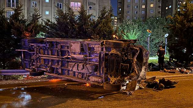 Makas atan minibüs kazaya neden oldu: 1 ölü 5 yaralı