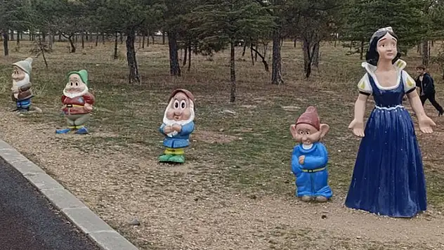 Masal kahramanları çalındı: Parktaki 7 cüceden 3'ü kayıp