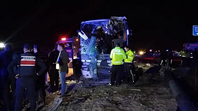 Minibüs yolcu otobüsüyle çarpıştı: 1 ölü, 13 yaralı