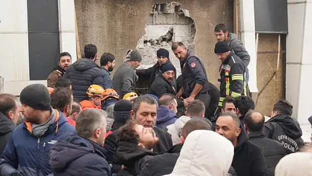 Mobilya fabrikasında patlama sonrası yangın: 1 ölü, 7 yaralı