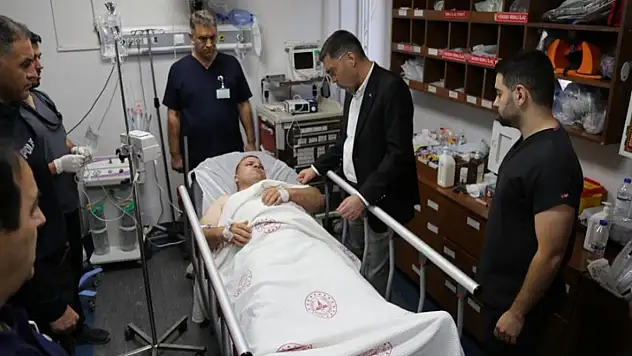 Nöbet tutan polis bıçaklı saldırıda yaralandı