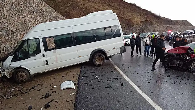 Öğrenci servisi ile otomobil çarpıştı: 12 yaralı