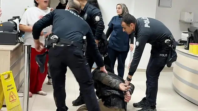 Oğul annesinin sevgilisini bıçakladı, anne ise polis memurunu tokatladı
