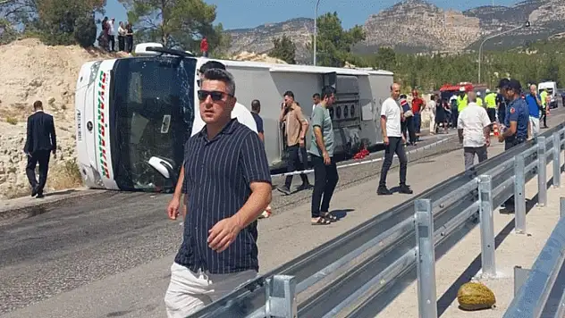 Ölüm virajında feci kaza: 3 ölü, 7 yaralı