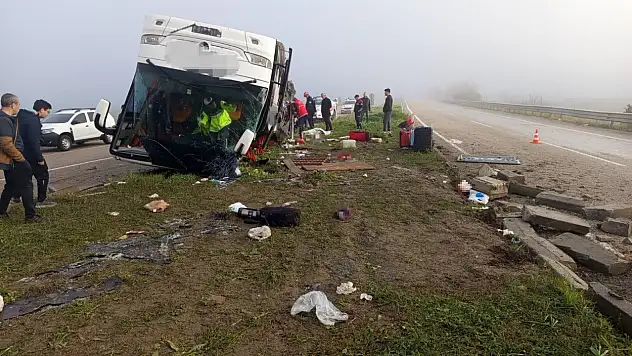 Otobüs devrildi: 2 ölü 17 yaralı