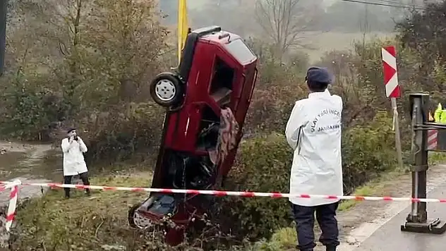 Otomobil dereye uçtu: Soyöz çifti yaşamını yitirdi, 1 kişi ağır yaralı