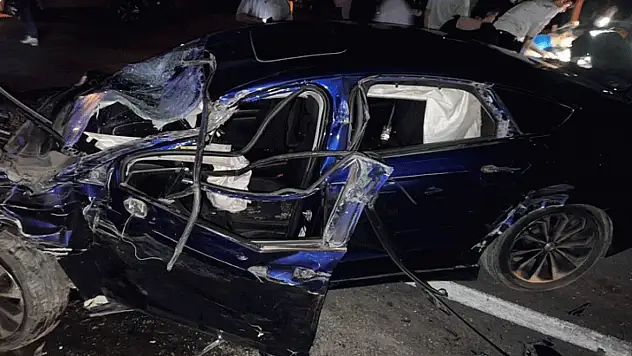 Otomobil ile tır çarpıştı: 1'i ağır 5 yaralı