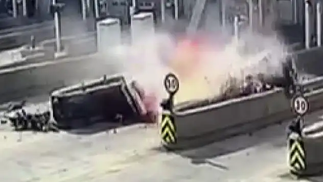 Otoyol gişesinde feci kaza: Araç parçalandı, sürücü hayatını kaybetti