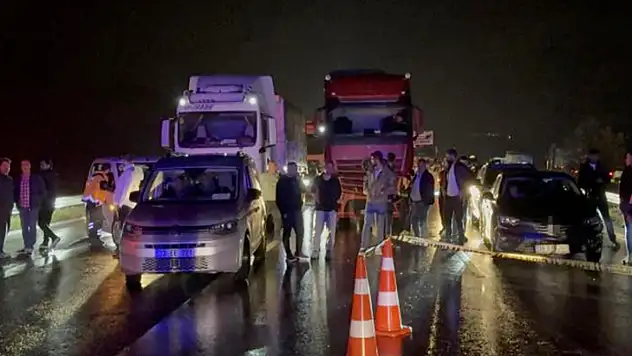 Otoyolda feci kaza: Kamyonet tırla çarpıştı, 1 ölü 1 ağır yaralı