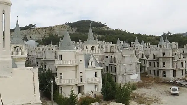 Özcan'dan şato villalar için çağrı: Bize verin, biz tamamlayalım