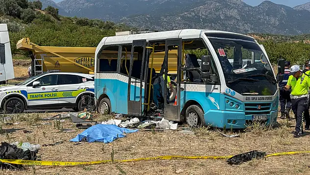 Panelvan ile minibüs çarpıştı: 1 ölü 11 yaralı