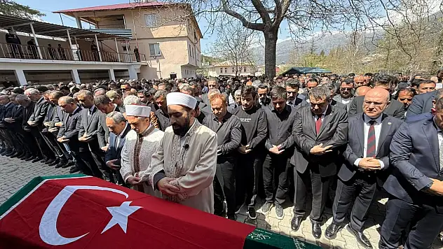 Saldırıda öğrencilerine siper olan Ayla öğretmen son yolculuğuna uğurlandı