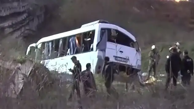 Servis minibüsü şarampole devrildi: Can kaybı 4'e yükseldi