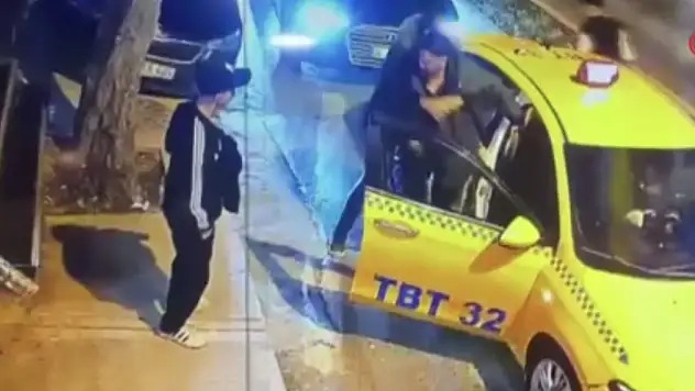 Taksiciye saldırıp darp etti