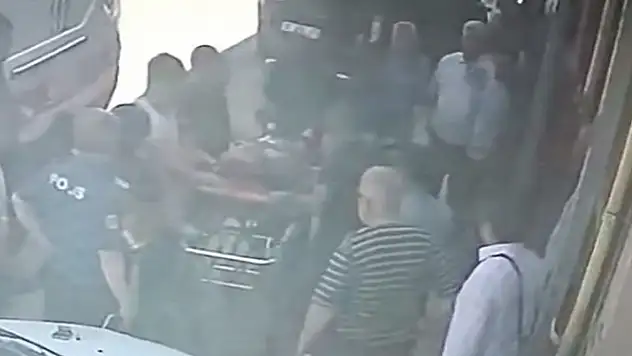 Tamir etmek istediği aracın altında kaldı