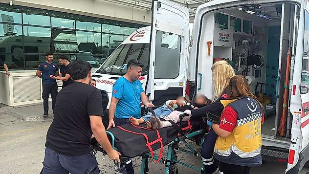 Tarım işçilerini taşıyan minibüs ile 2 tır çarpıştı: 11 kişi yaralı