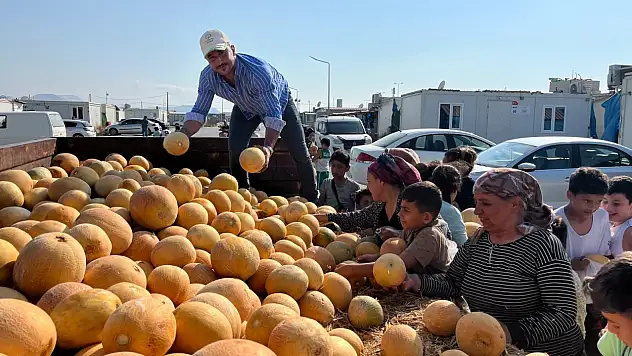 Tarlada 5 TL'ye düşen kavunları satmadı, depremzedelere dağıttı