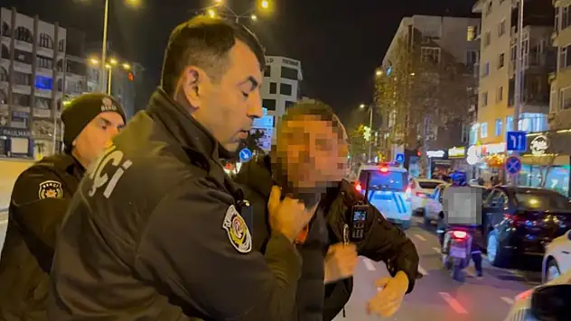 Tartışma sırasında gencin başında şişe kırdı