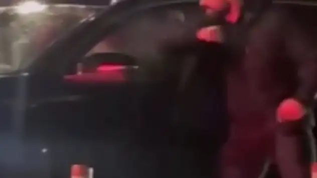 Trafikte saldırı bitmiyor: Kadının bulunduğu cipin ön camını yumrukla kırdı