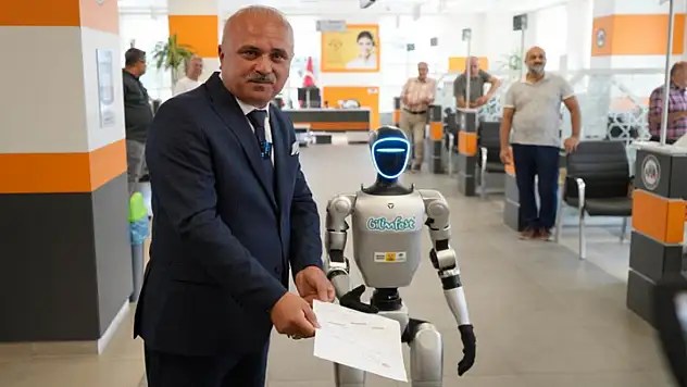 Türkiye'de bir ilk: Robot Festman'a fahri kimlik verildi