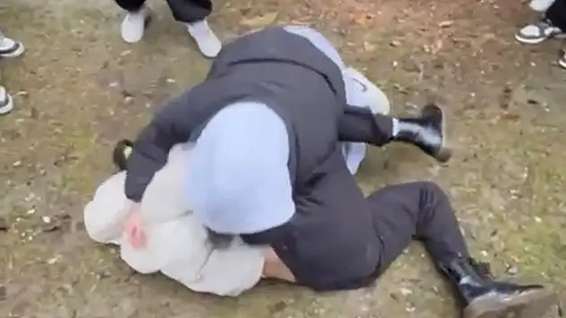 Yine bir akran zorbalığı liseli kızı acımasızca darp ettiler