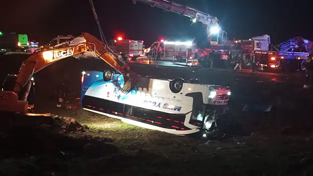 Malatya'da yolcu otobüsü devrildi: 3 ölü, 22 yaralı