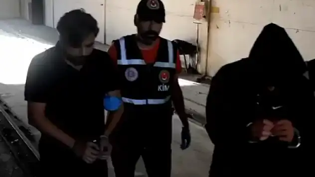 Yurt dışı çıkış yasağı bulunan YoutTuber Arif Kocabıyık, tır dorsesinin altında yakalandı