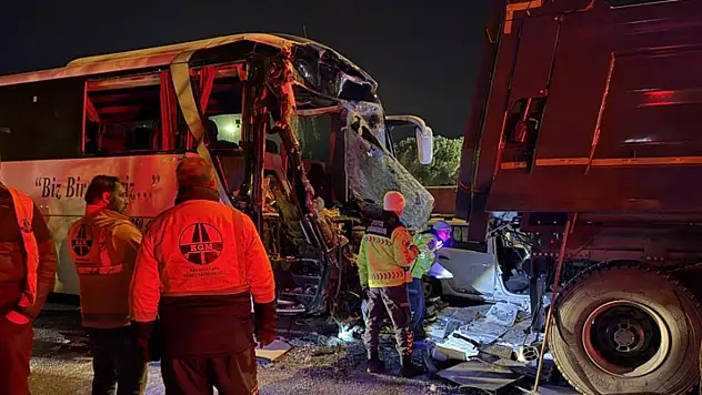 Zincirleme kazada 1 kişi hayatını kaybetti, 19 kişi yaralandı