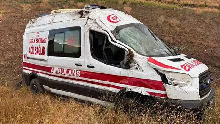 Ambulans takla attı: 3 sağlık personeli yaralandı