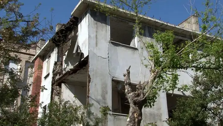 Bakırköy'de 3 katlı metruk binada kısmi çökme meydana geldi